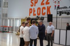 Kwiaty i podziekowania za całokształt pracy dla odchodzącego na emeryturę pana Dyrektora.