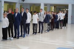 Uroczysty polonez w wykonaniu ósmoklasistów i nauczycieli.