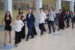 Uroczysty polonez w wykonaniu ósmoklasistów i nauczycieli.