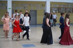 Uroczysty polonez w wykonaniu ósmoklasistów i nauczycieli.