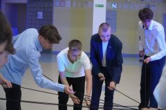 Zabawa z liną: dziewczynki kontra chłopcy.