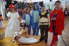 Uczniowie w strojach Muchomorka z filmu „Mario Bros”, Stitcha, Shreka, SuperMana, kota oraz leniwca.