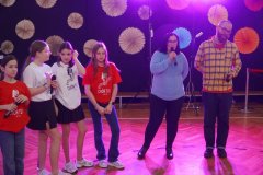 Na tle dekoracji stoi Pani Wicedyrektor- Iwona Kołodziejska i dziękuje wszystkim Uczniom za wspaniałą zabawę oraz kieruje słowa uznania w kierunku Pana Łukasza Grockiego – nauczyciela muzyki, który tego dnia wcielił się w rolę DJ-a.