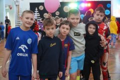 Sześciu Uczniów pozuje do wspólnego zdjęcia na tle dekoracji.