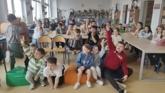 Uczniowie z klas 3a i 3b biorą udział w aktywnościach przygotowanych w bibliotece z okazji Międzynarodowego Dnia Książki dla Dzieci i Młodzieży.