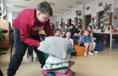 Uczniowie z klas 3a i 3b biorą udział w aktywnościach przygotowanych w bibliotece z okazji Międzynarodowego Dnia Książki dla Dzieci i Młodzieży.