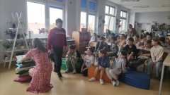 Uczniowie z klas 3a i 3b biorą udział w aktywnościach przygotowanych w bibliotece z okazji Międzynarodowego Dnia Książki dla Dzieci i Młodzieży.