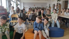 Uczniowie z klas 3a i 3b biorą udział w aktywnościach przygotowanych w bibliotece z okazji Międzynarodowego Dnia Książki dla Dzieci i Młodzieży.