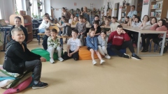 Uczniowie z klas 3a i 3b biorą udział w aktywnościach przygotowanych w bibliotece z okazji Międzynarodowego Dnia Książki dla Dzieci i Młodzieży.