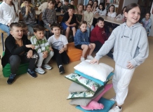 Uczniowie z klas 3a i 3b biorą udział w aktywnościach przygotowanych w bibliotece z okazji Międzynarodowego Dnia Książki dla Dzieci i Młodzieży.