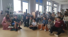 Uczniowie z klas 3a i 3b biorą udział w aktywnościach przygotowanych w bibliotece z okazji Międzynarodowego Dnia Książki dla Dzieci i Młodzieży.