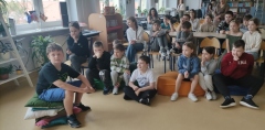 Uczniowie z klas 3a i 3b biorą udział w aktywnościach przygotowanych w bibliotece z okazji Międzynarodowego Dnia Książki dla Dzieci i Młodzieży.