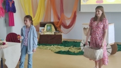 Uczniowie z klas 3a i 3b biorą udział w aktywnościach przygotowanych w bibliotece z okazji Międzynarodowego Dnia Książki dla Dzieci i Młodzieży.