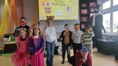 Dzieci przebrane za postacie z baśni lub z rekwizytami pozują do zdjęcia.
