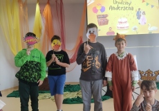 Dzieci przebrane za postacie z baśni lub z rekwizytami pozują do zdjęcia.