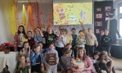 Dzieci przebrane za postacie z baśni lub z rekwizytami pozują do zdjęcia.