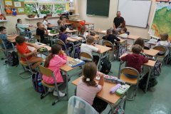 (sala lekcyjna) Uczniowie klasy drugiej, siedząc w ławkach lekcyjnych, słuchają zaproszonego gościa- profilaktyka uzależnień, p. Szymona Boguckiego i odpowiadają na jego pytania.
