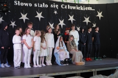 Na scenie zgromadzeni są wszyscy aktorzy występujący w przedstawieniu.