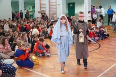 Widać uczniów przebranych za Józefa i Maryję. W tle siedzą uczniowie z klas I-III.