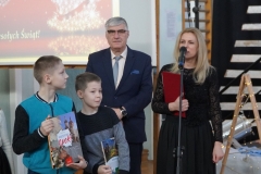 Uczniowie, którym przyznano nagrody w konkursie szopek bożonarodzeniowych.