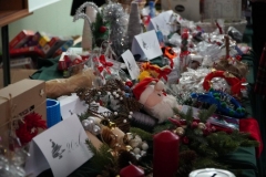 Świąteczne dekoracje na kiermaszu charytatywnym.