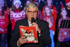 Dyrektor szkoły czyta życzenia świąteczne.