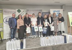 uroczystość wręczenia nagród, na scenie Mediateki stoi 9 osób, między innymi dwie dziewczynki i dwóch chłopców - laureaci z naszej szkoły.