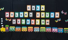 Plakat promujący czytanie pod hasłem ,,Cała Polska Czyta Dzieciom’’.
