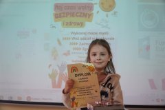 Zdjęcie przedstawia laureatkę pierwszego miejsca wraz z otrzymanym dyplomem.