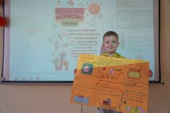 Zdjęcie przedstawia laureata trzeciego miejsca wraz z prać konkursową. 