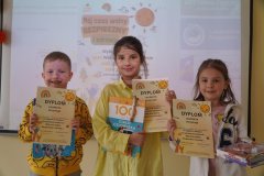 Zdjęcie przedstawia laureatów konkursu z nagrodami.