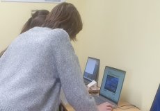Uczennice korzystający z laptopów w sali informatycznej, skupieni na pracy - grają w grę Milionerzy 