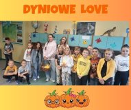 Na zdjęciu znajdują się wolontariuszki wśród uśmiechniętych uczniów klasy trzeciej – zdjęcie wykonane po zakończonych zajęciach Dyniowe Love.
