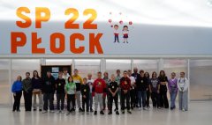 Pięciu chłopców z klas "starszych" pozujących w środku tematycznej ramki, ozdobionej mnóstwem symboli i napisem "Dzień Chłopaka. 30.09.2024".