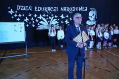 Pan dyrektor Janusz Banasiak składa życzenia wszystkim pracownikom szkoły.