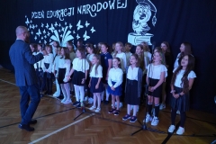 Chór TuTuu pod batutą pana Łukasza Grockiego rozwesela wszystkich skoczną piosenką.