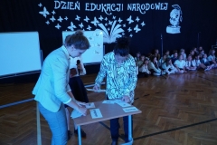 Nagrodzone nauczycielki układają hasło z rozsypanki wyrazowej.