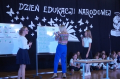 Rozwiązywanie zadań matematycznych przez nauczycielkę matematyki.