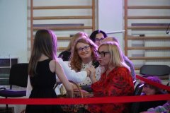 Dyrektor Szkoły- p. Marlena Błachowicz, ubrana w czerwoną sukienkę,  odpowiada, do mikrofonu, na zadane pytanie.