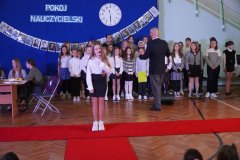 Chór TuTu z solistką śpiewający piosenkę.