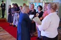 Panie Dyrektor Marlena Błachowicz i Monika Przemyłska wręczają  nauczycielom listy gratulacyjne.