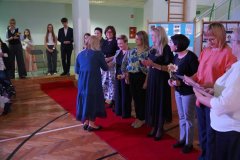 Panie Dyrektor Mrlena Błachowicz i Monika Przemyłska wręczają  nauczycielom listy gratulacyjne.