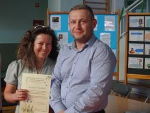 Pani wicedyrektor Agnieszka Gawlińska z panem Bogdanem Kowalewskim trzymająca List Gratulacyjny otrzymania Nagrody Dyrektora. 