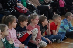  Oglądanie przedstawienia „Siedem życzeń Natalki” przez przybyłych Przedszkolaków. 