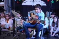  Występ chłopca grającego na gitarze. 