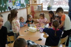  Wykonywanie prac plastycznych przez Przedszkolaków i Ich Rodziców.