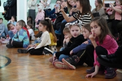  Oglądanie występu tanecznego przez przybyłych Przedszkolaków. 