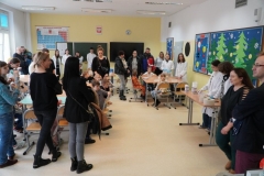  Udział przybyłych Gości w eksperymentach realizowanych w pracowni chemicznej. 