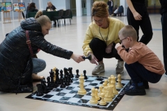  Gra Przedszkolaków w duże szachy rozłożone na szkolnym forum.