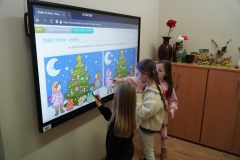  Udział w zabawach dydaktycznych realizowanych z użyciem tablicy interaktywnej.